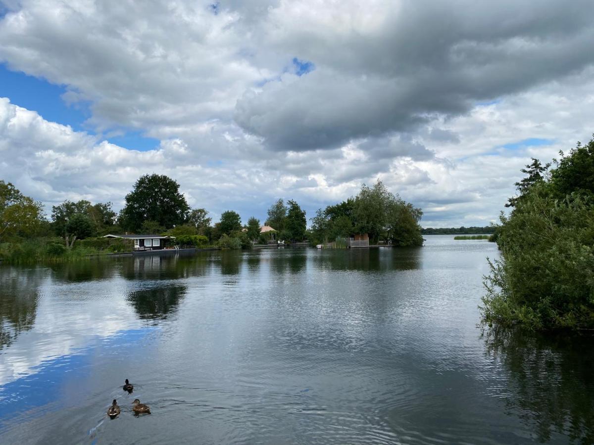 Отель C'Est La Vie Houseboat Nederhorst den Berg Экстерьер фото