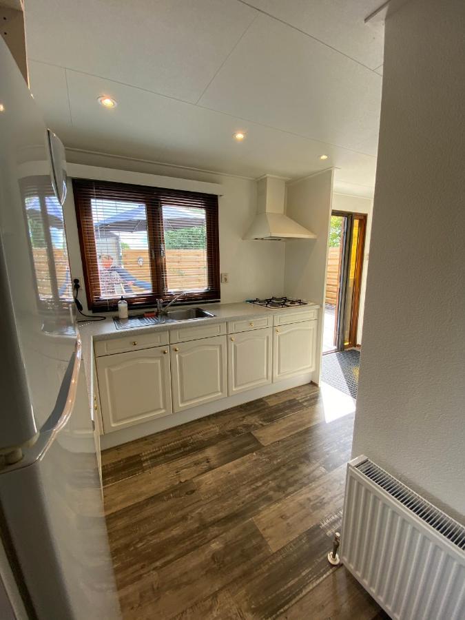 Отель C'Est La Vie Houseboat Nederhorst den Berg Экстерьер фото