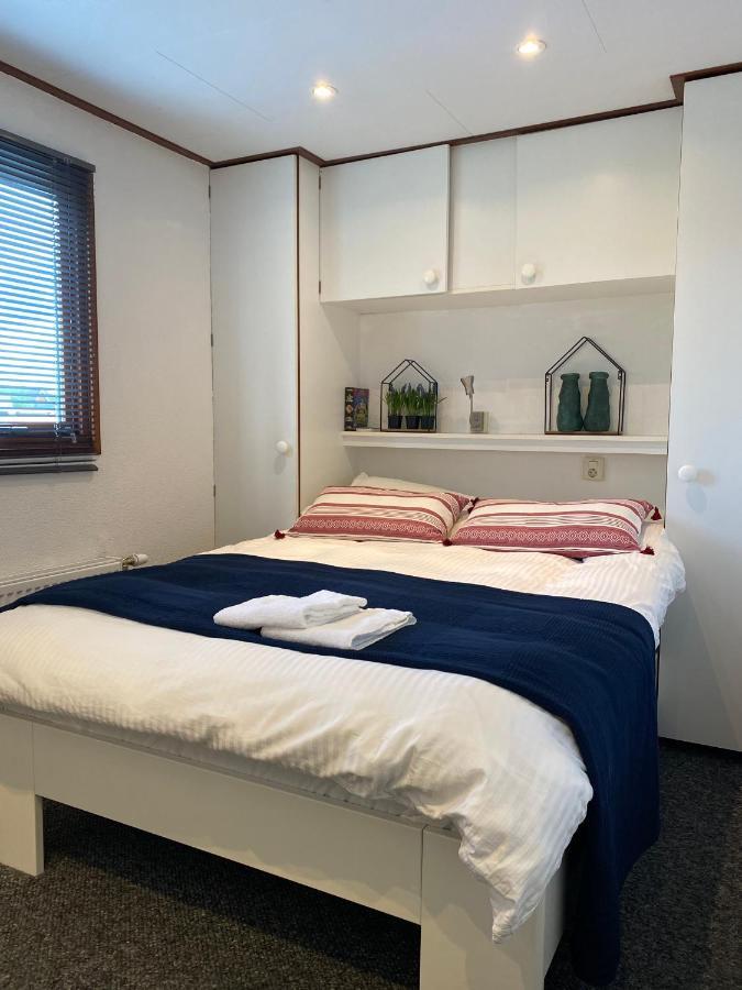 Отель C'Est La Vie Houseboat Nederhorst den Berg Экстерьер фото