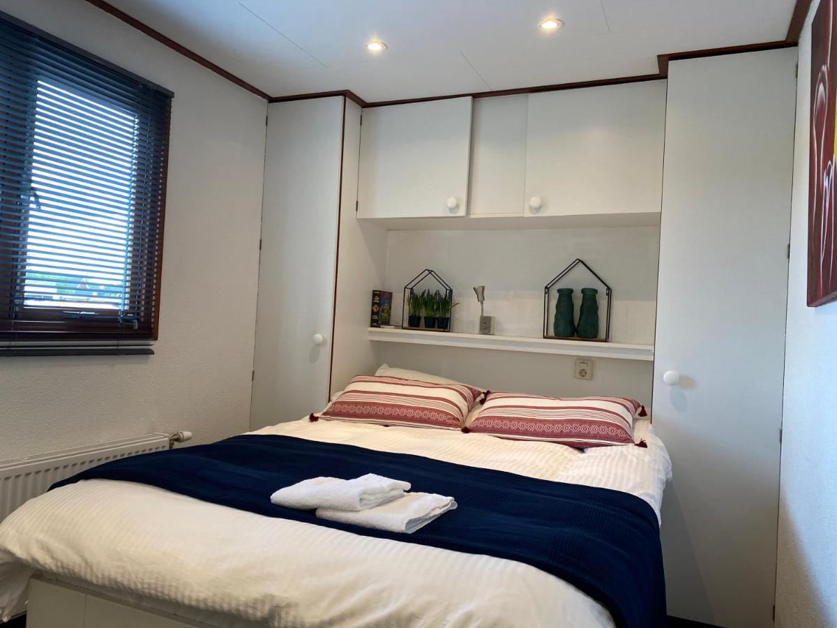 Отель C'Est La Vie Houseboat Nederhorst den Berg Экстерьер фото