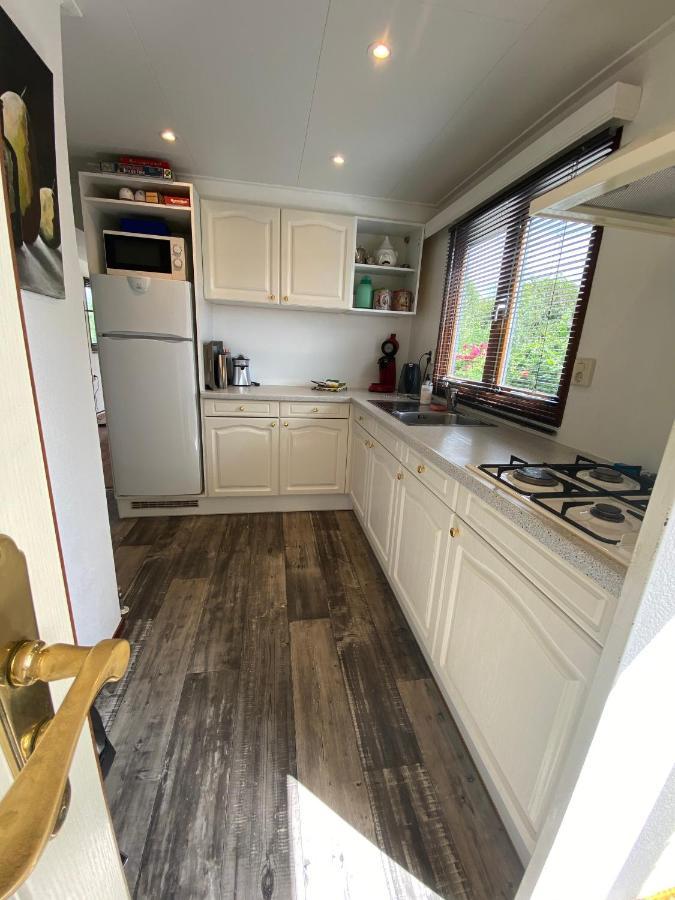 Отель C'Est La Vie Houseboat Nederhorst den Berg Экстерьер фото