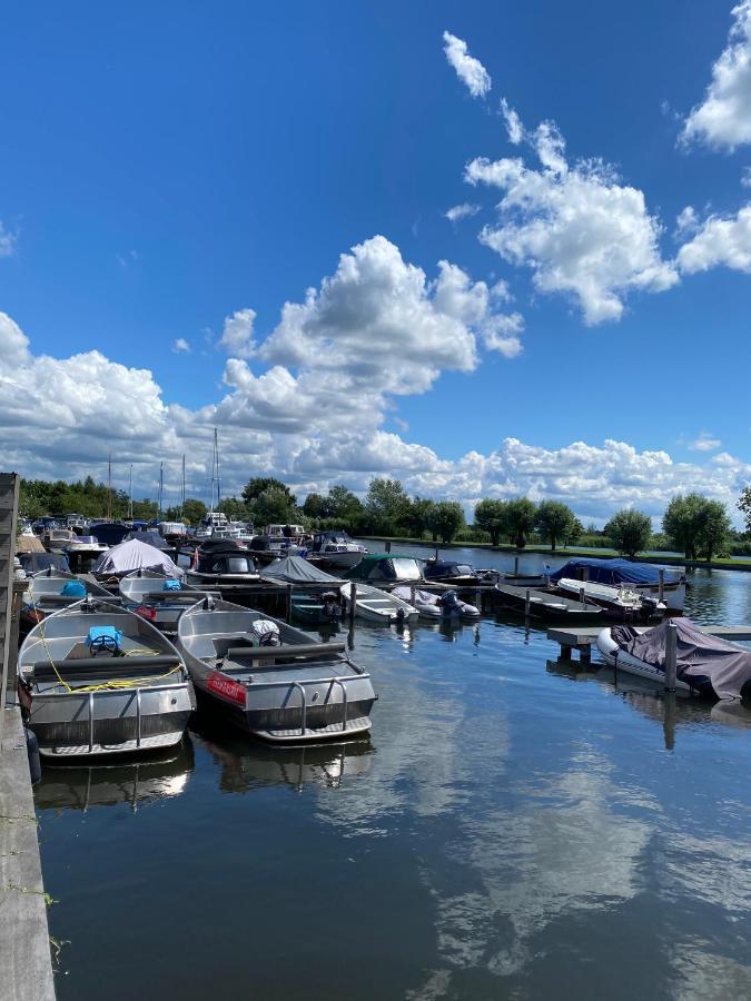 Отель C'Est La Vie Houseboat Nederhorst den Berg Экстерьер фото