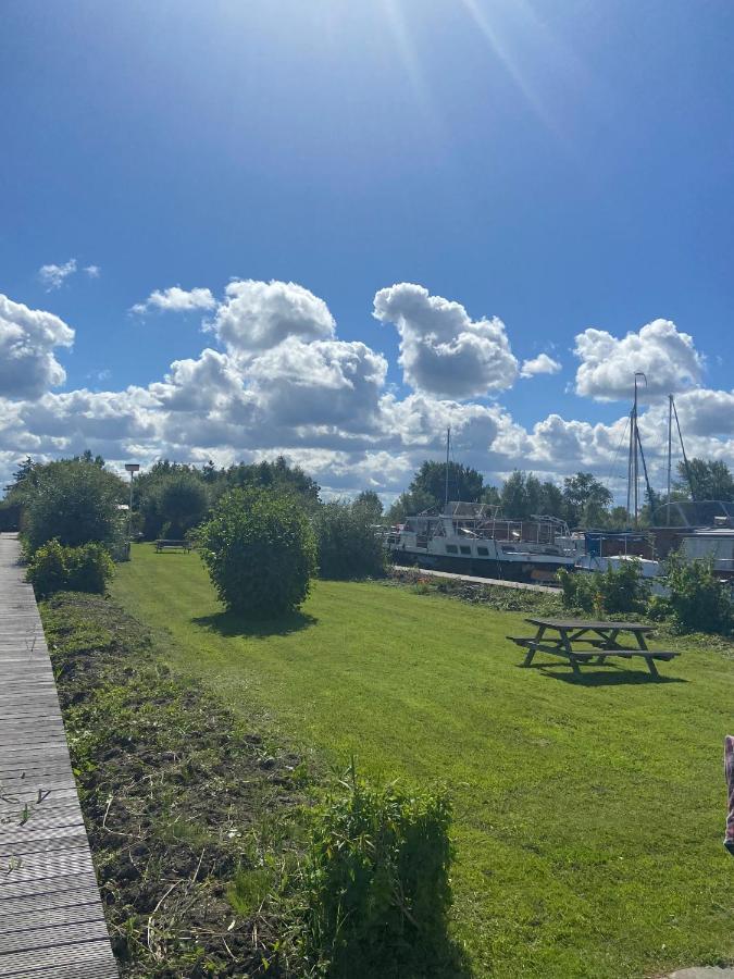 Отель C'Est La Vie Houseboat Nederhorst den Berg Экстерьер фото