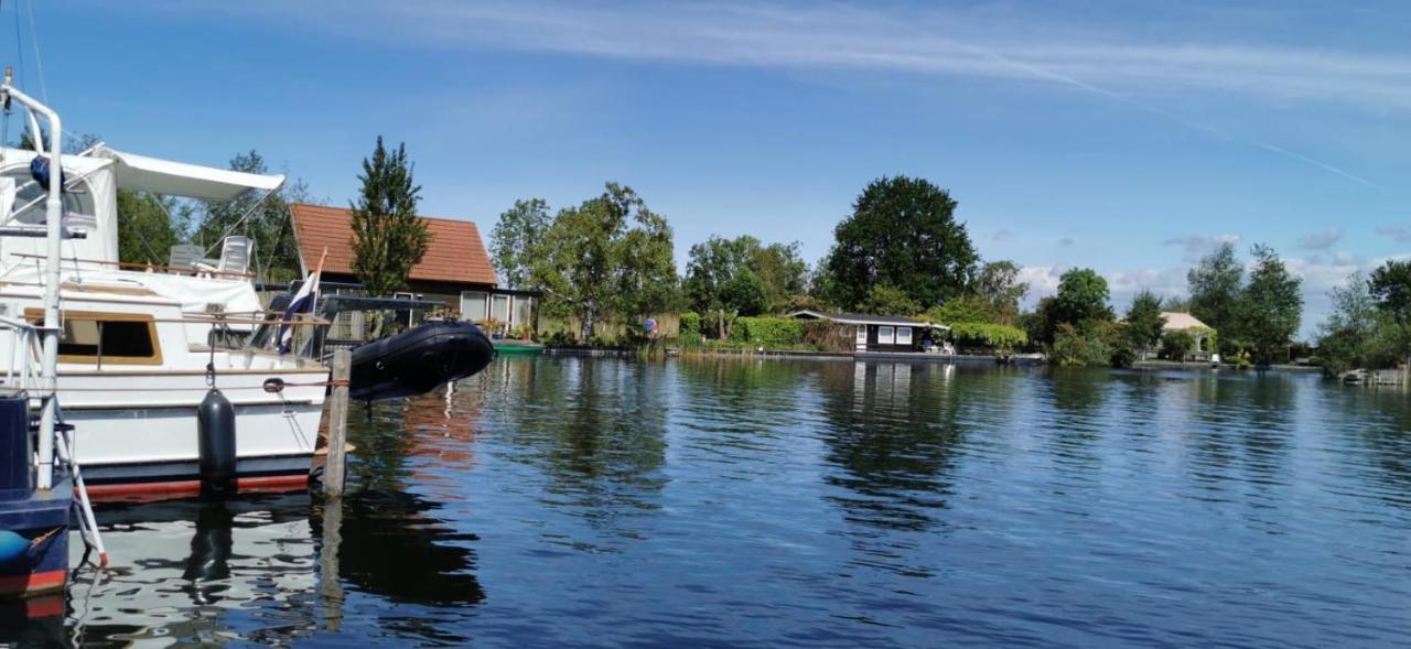 Отель C'Est La Vie Houseboat Nederhorst den Berg Экстерьер фото