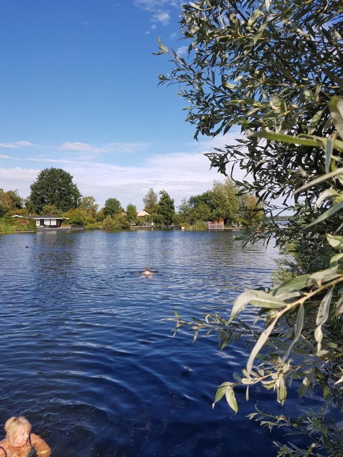 Отель C'Est La Vie Houseboat Nederhorst den Berg Экстерьер фото