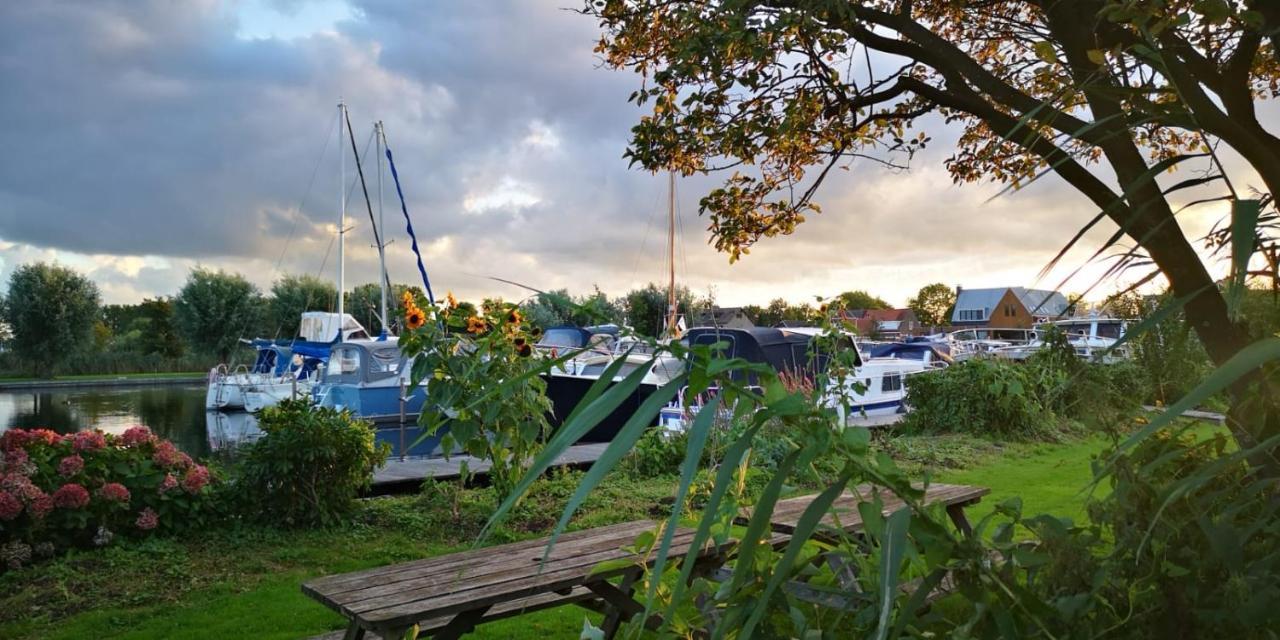 Отель C'Est La Vie Houseboat Nederhorst den Berg Экстерьер фото