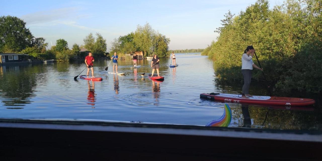 Отель C'Est La Vie Houseboat Nederhorst den Berg Экстерьер фото