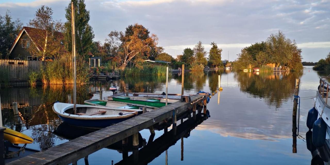 Отель C'Est La Vie Houseboat Nederhorst den Berg Экстерьер фото