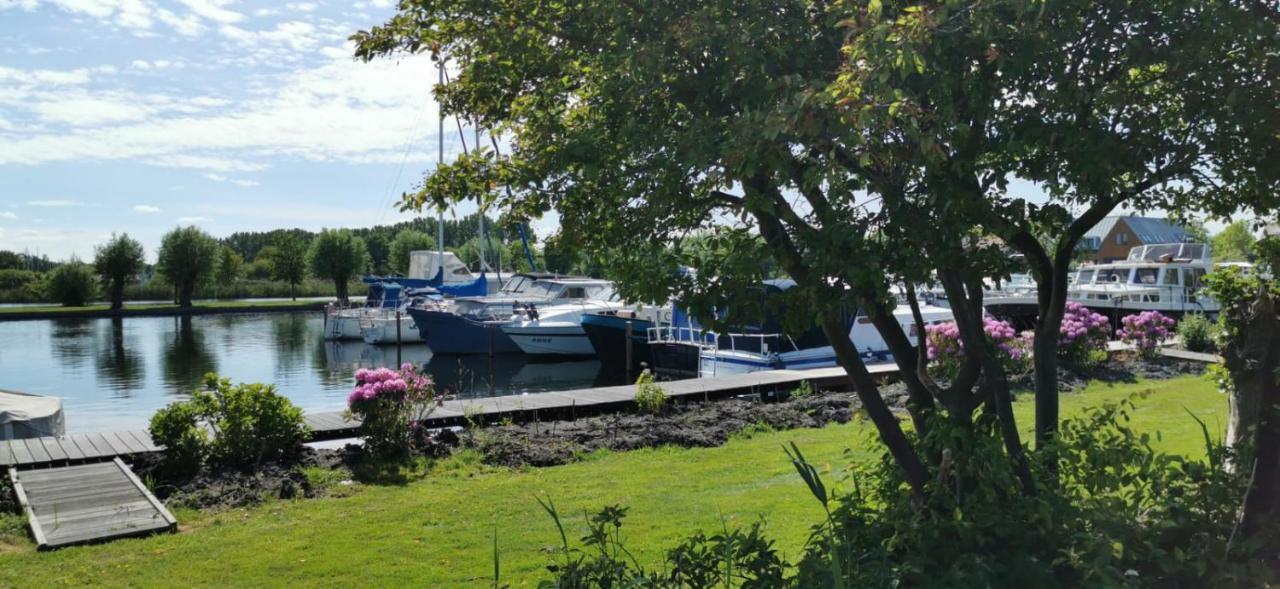 Отель C'Est La Vie Houseboat Nederhorst den Berg Экстерьер фото