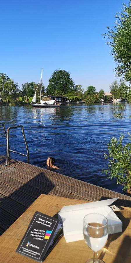 Отель C'Est La Vie Houseboat Nederhorst den Berg Экстерьер фото