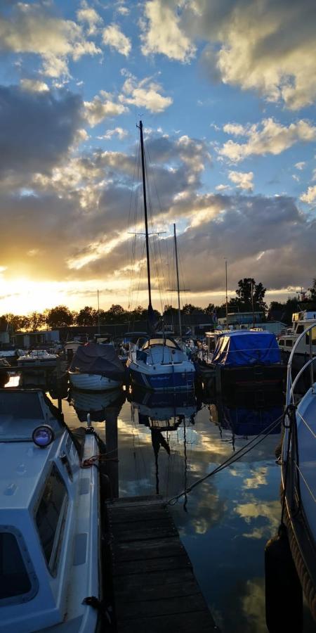 Отель C'Est La Vie Houseboat Nederhorst den Berg Экстерьер фото