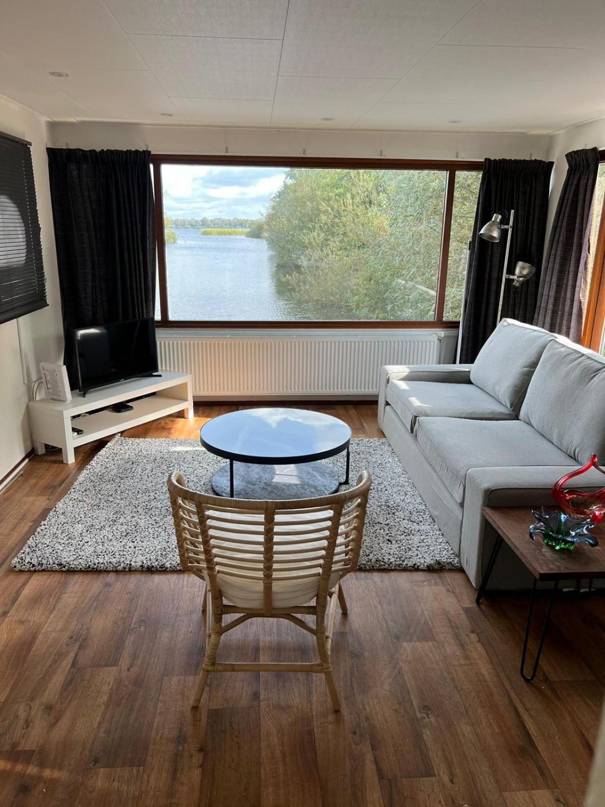 Отель C'Est La Vie Houseboat Nederhorst den Berg Экстерьер фото
