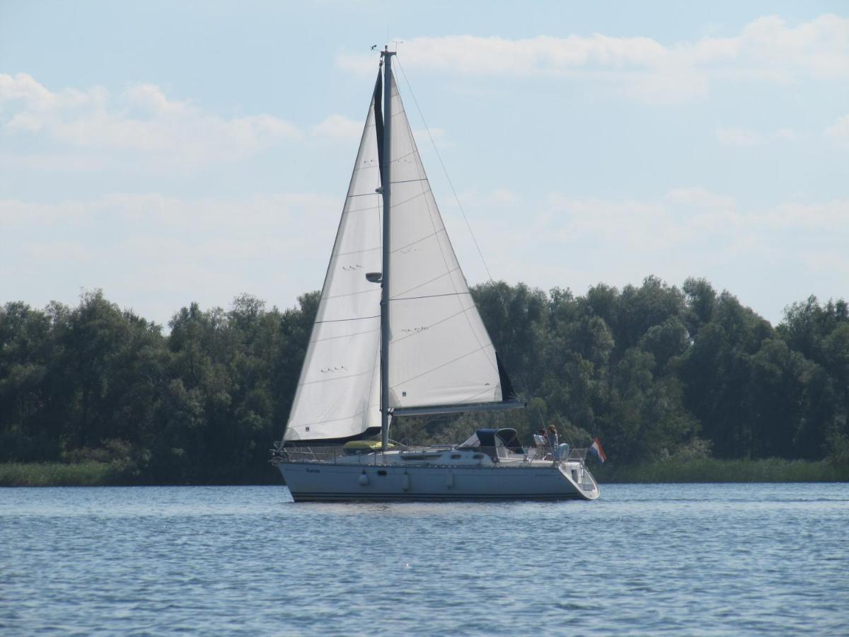 Отель C'Est La Vie Houseboat Nederhorst den Berg Экстерьер фото