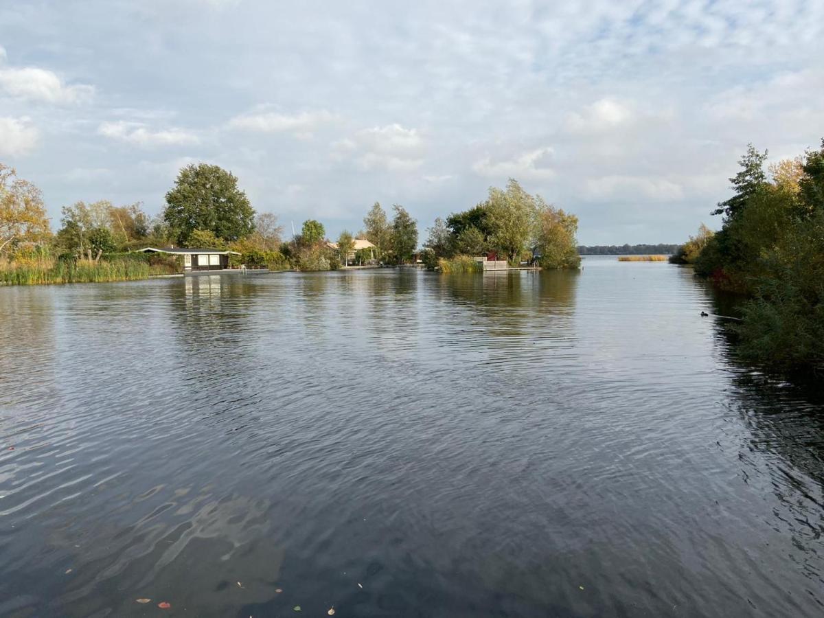 Отель C'Est La Vie Houseboat Nederhorst den Berg Экстерьер фото